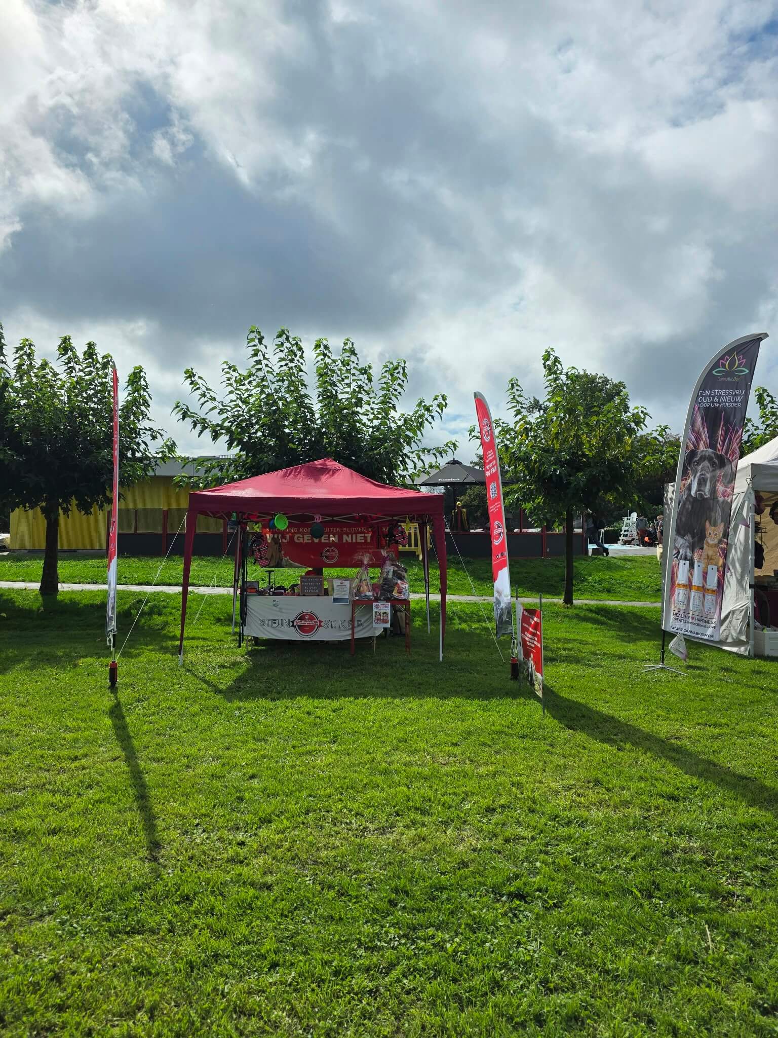 De Stichting KBB stand onder de partytent in de regen