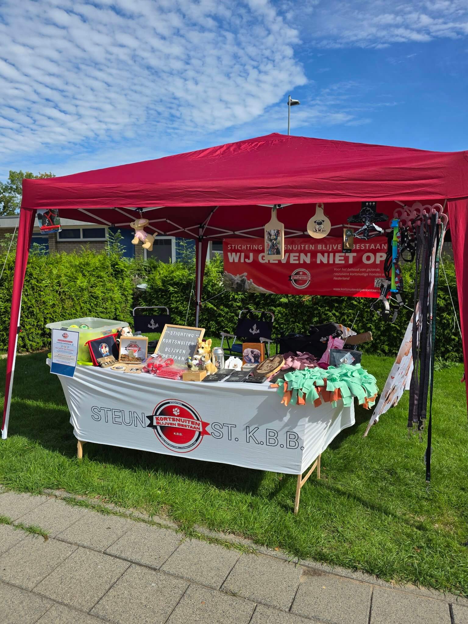 De Stichting KBB stand onder de tent op het grasveld