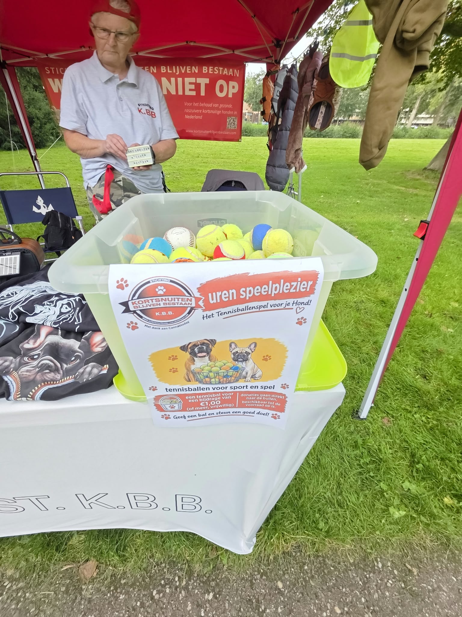 Bezoekers en honden bij de KBB stand